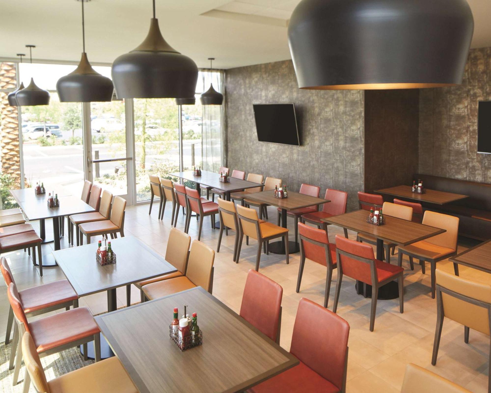 Hyatt Place Las Vegas At Silverton Village Екстериор снимка