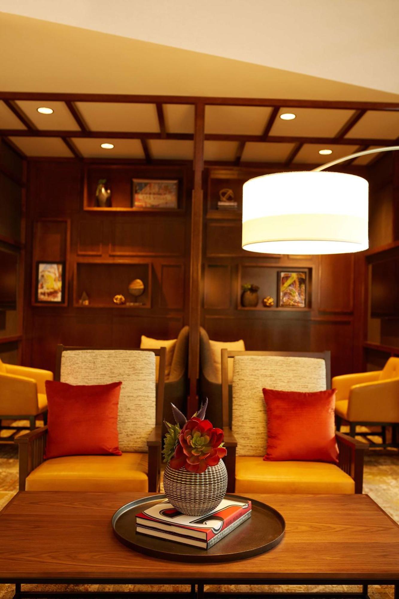 Hyatt Place Las Vegas At Silverton Village Екстериор снимка