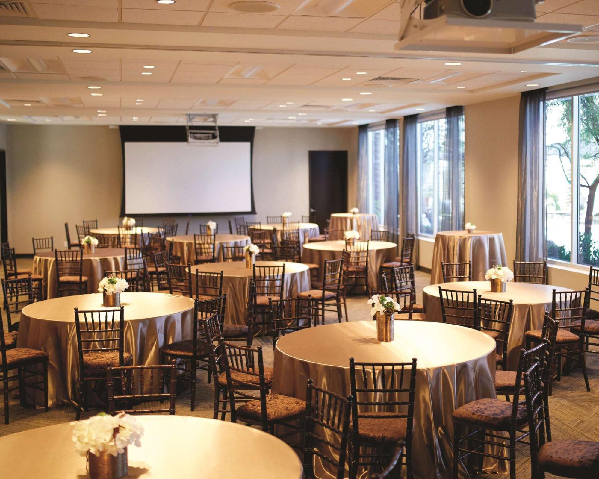 Hyatt Place Las Vegas At Silverton Village Екстериор снимка